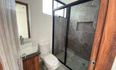 CASA EN VENTA EN LOMAS DE ANGELOPOLIS CON 3 HABITACIONES Y BAÑO EN C/U Y ROOF