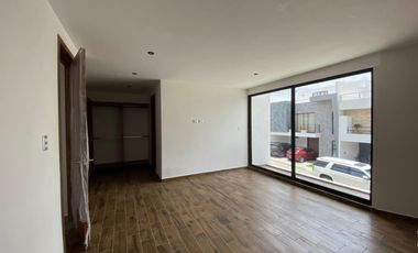 CASA EN VENTA EN LOMAS DE ANGELOPOLIS CON 3 HABITACIONES Y BAÑO EN C/U Y ROOF