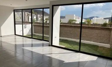 CASA EN VENTA EN LOMAS DE ANGELOPOLIS CON 3 HABITACIONES Y BAÑO EN C/U Y ROOF