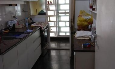 Vendo Dpto. frente Estación Temperley. Calle 14 de Julio 10. Son 3 ambientes. EXCELENTES.