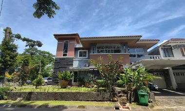 Rumah HOEK di Taman Giri Loka BSD City, bisa parkir 7 mobil