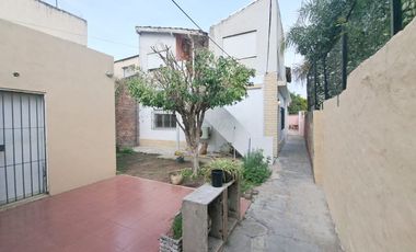 Casa con Departamento en venta en Haedo Chico