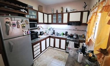 Casa con Departamento en venta en Haedo Chico