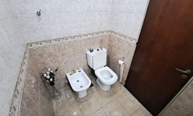 Casa con Departamento en venta en Haedo Chico