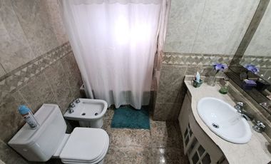 Casa con Departamento en venta en Haedo Chico