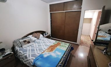 Casa con Departamento en venta en Haedo Chico