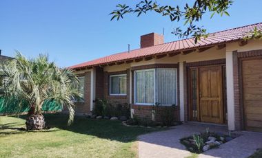 Casa en venta - 2 Dormitorios 2 Baños - Cochera - 1.000Mts2 - San Rafael, Mendoza