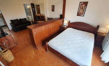 Alquiler Temporada 2023- Monoambiente con balcón a la calle y cochera Zona La Perla