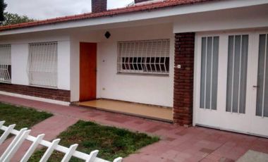 Hermoso chalet ubicado en zona residencial con todos los servicios y calle asfaltada