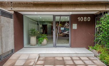 Departamento de dos ambientes ubicado en Pilar. Sum, cochera y seguridad