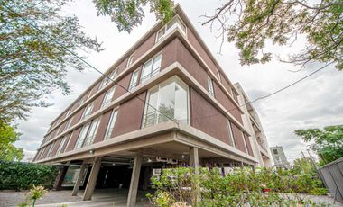 Departamento de dos ambientes ubicado en Pilar. Sum, cochera y seguridad