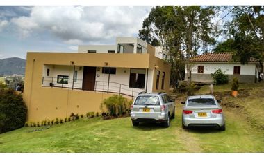 ESPECTACULAR CASA CAMPESTRE -LA CALERA