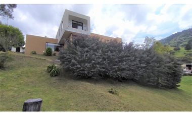 ESPECTACULAR CASA CAMPESTRE -LA CALERA