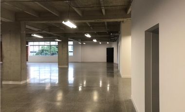 Arriendo local en el Centro Empresarial Olaya Herrera, Medellín 