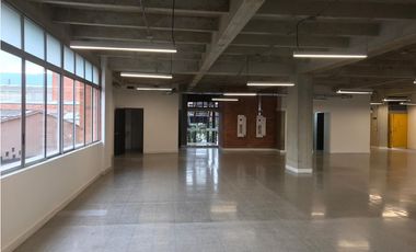 Arriendo local en el Centro Empresarial Olaya Herrera, Medellín 