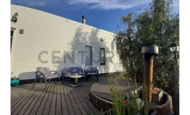 Parcela con hermosa casa principal y cabaña.