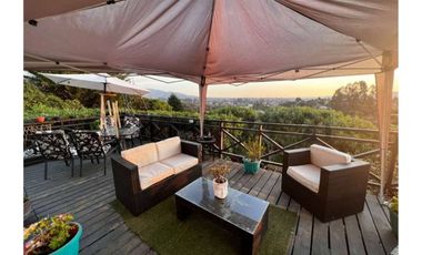 Parcela con hermosa casa principal y cabaña.