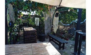 Parcela con hermosa casa principal y cabaña.