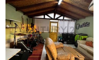 Parcela con hermosa casa principal y cabaña.