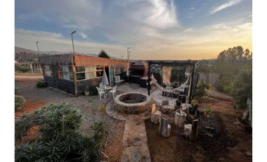 Parcela con hermosa casa principal y cabaña.