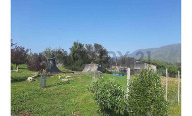 Parcela con hermosa casa principal y cabaña.