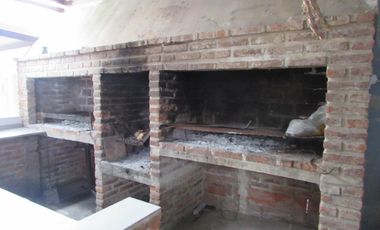 VENDO, COMPLEJO TURISTICO COMPLETO, 8 dormis, 3 deptos completos, local comercial, zona estacionamiento, casa con quincho y patio