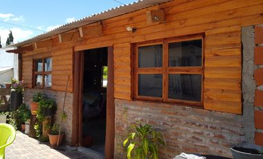 VENDO, COMPLEJO TURISTICO COMPLETO, 8 dormis, 3 deptos completos, local comercial, zona estacionamiento, casa con quincho y patio