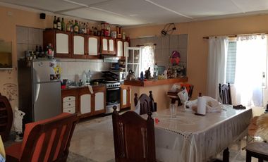 VENDO, COMPLEJO TURISTICO COMPLETO, 8 dormis, 3 deptos completos, local comercial, zona estacionamiento, casa con quincho y patio