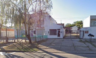 VENDO, COMPLEJO TURISTICO COMPLETO, 8 dormis, 3 deptos completos, local comercial, zona estacionamiento, casa con quincho y patio