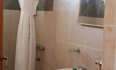 VENDO, COMPLEJO TURISTICO COMPLETO, 8 dormis, 3 deptos completos, local comercial, zona estacionamiento, casa con quincho y patio