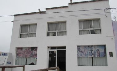 VENDO, COMPLEJO TURISTICO COMPLETO, 8 dormis, 3 deptos completos, local comercial, zona estacionamiento, casa con quincho y patio