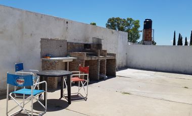 VENDO, COMPLEJO TURISTICO COMPLETO, 8 dormis, 3 deptos completos, local comercial, zona estacionamiento, casa con quincho y patio