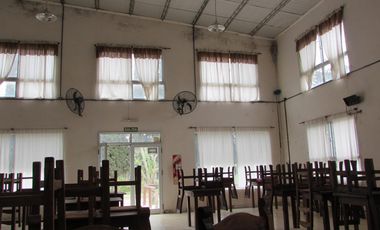 VENDO, COMPLEJO TURISTICO COMPLETO, 8 dormis, 3 deptos completos, local comercial, zona estacionamiento, casa con quincho y patio