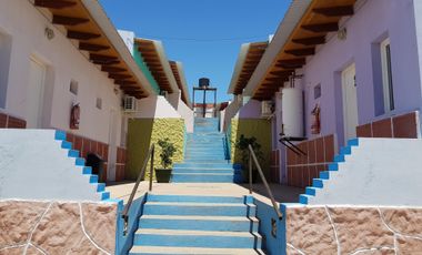 VENDO, COMPLEJO TURISTICO COMPLETO, 8 dormis, 3 deptos completos, local comercial, zona estacionamiento, casa con quincho y patio