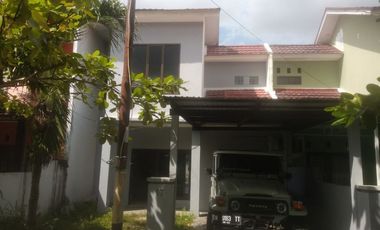 RUMAH DI JUAL CEPAT 2 LANTAI DI JALAN SUDIRMAN LINGKUNGAN CLUSTER