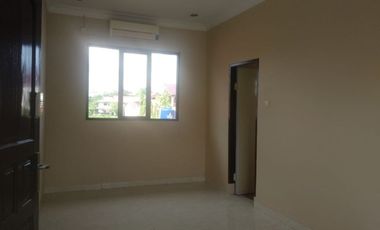 RUMAH DI JUAL CEPAT 2 LANTAI DI JALAN SUDIRMAN LINGKUNGAN CLUSTER