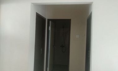 RUMAH DI JUAL CEPAT 2 LANTAI DI JALAN SUDIRMAN LINGKUNGAN CLUSTER