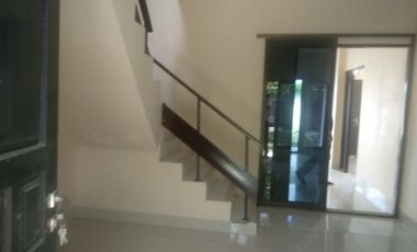 RUMAH DI JUAL CEPAT 2 LANTAI DI JALAN SUDIRMAN LINGKUNGAN CLUSTER