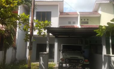 RUMAH DI JUAL CEPAT 2 LANTAI DI JALAN SUDIRMAN LINGKUNGAN CLUSTER