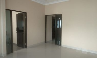RUMAH DI JUAL CEPAT 2 LANTAI DI JALAN SUDIRMAN LINGKUNGAN CLUSTER