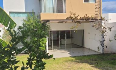 Casa en venta en Juriquilla con amplio jardín