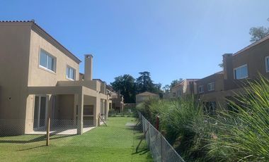Dúplex con jardín en Saravi Village, Pilar
