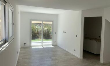Dúplex con jardín en Saravi Village, Pilar