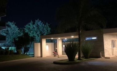 Dúplex con jardín en Saravi Village, Pilar