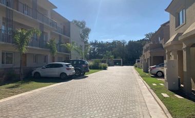 Dúplex con jardín en Saravi Village, Pilar