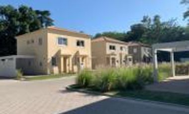 Dúplex con jardín en Saravi Village, Pilar