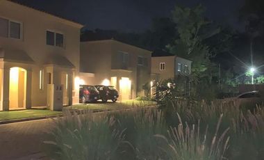 Dúplex con jardín en Saravi Village, Pilar