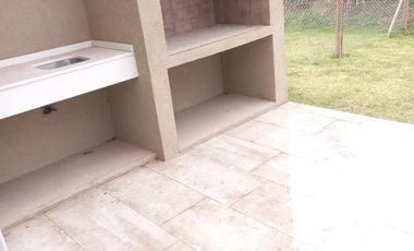 Dúplex con jardín en Saravi Village, Pilar
