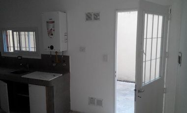 Departamento 3 AMB CON PATIO Y  cochera. tigre. tacuari 255. todo incluido(  no abona expensas. abl agua )