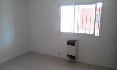 Departamento 3 AMB CON PATIO Y  cochera. tigre. tacuari 255. todo incluido(  no abona expensas. abl agua )